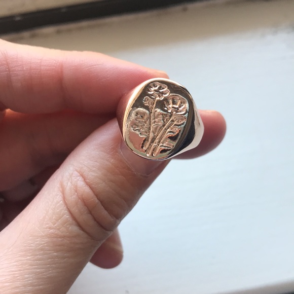 Rose gold floral signet ring 🌹 - Picture 2 of 3